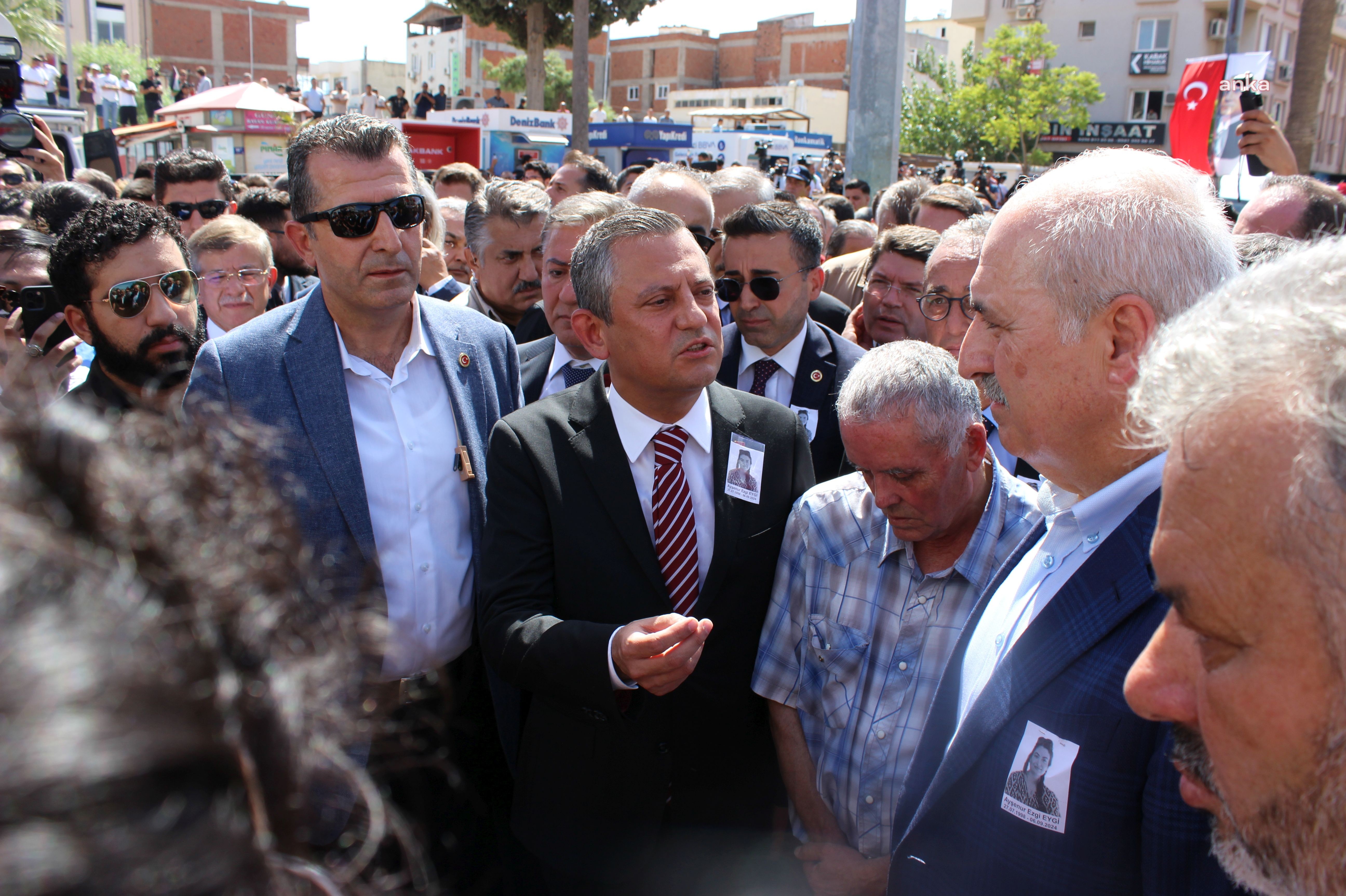 Özgür Özel'den Numan Kurtulmuş'a cenazede sitem: Onu ben takdir ederim