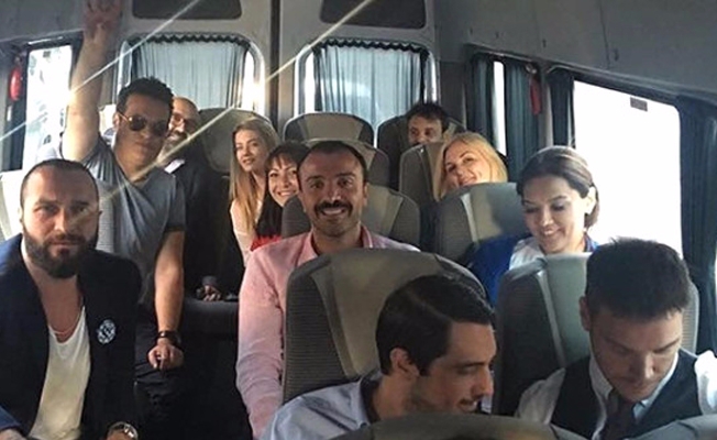 Ünlülerden 15 Temmuz Şehitler Köprüsü'ne minibüs çıkartması