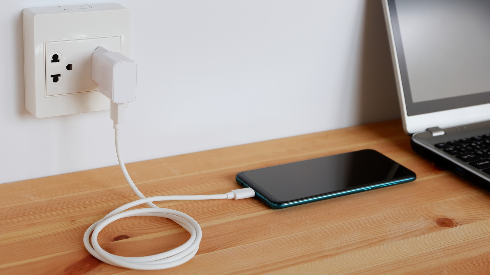 Herkeste var, hemen telefonunuzda deneyin! Tek bir tuşa basınca şarj iki katına çıkıyor