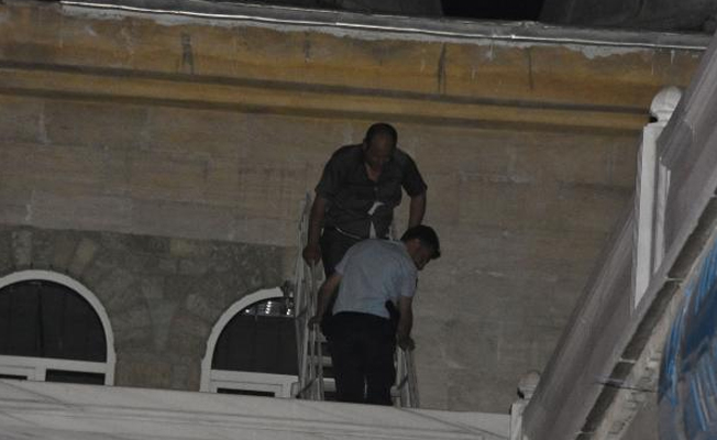 Nöbet için İl Müftülüğü çatısına çıkan kişiyi polis ikna etti