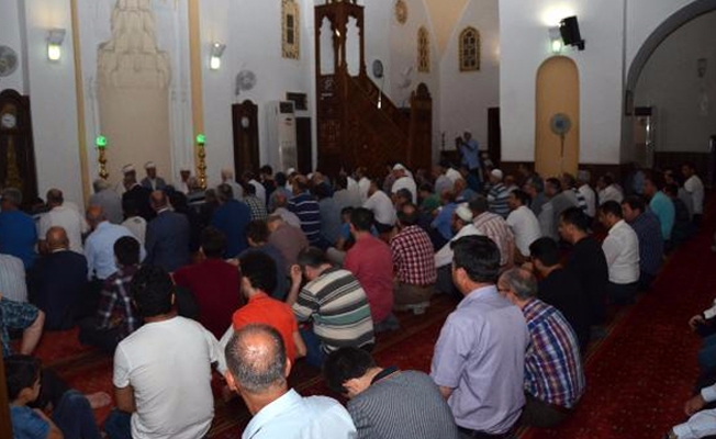 Sabah namazına kadar 'Demokrasi Nöbeti'