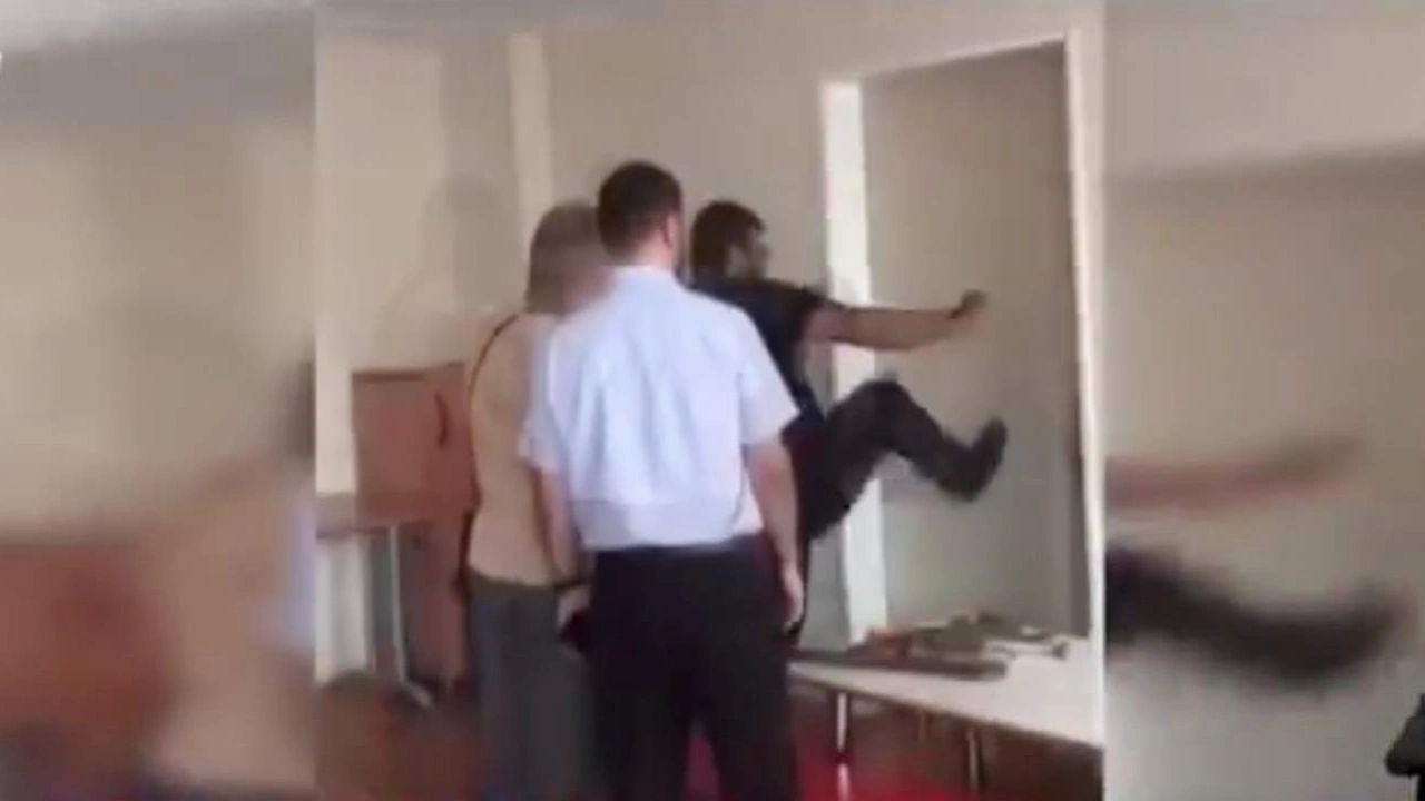 İmam hatip okulu müdüründen kadın müdür yardımcısına mobing: Odasının kapısını kırdırdı