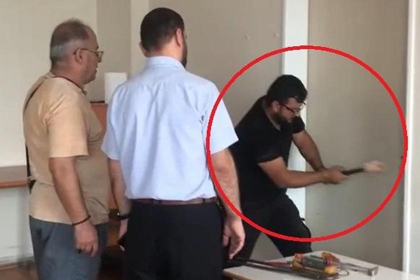 Kadın müdür yardımcısının kapısını kıran müdür açığa alındı