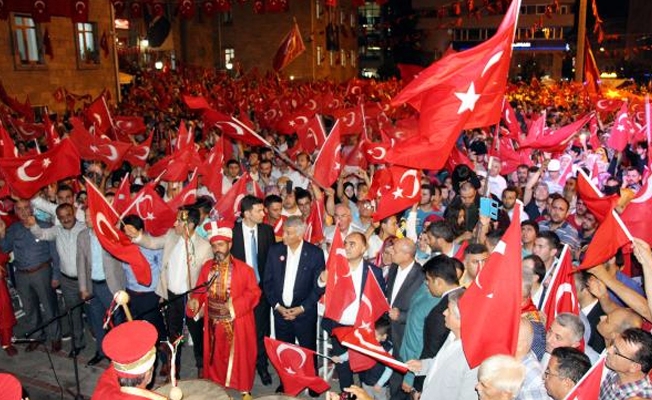 15 Temmuz'da vatandaşların üzerine gül suyu sıkıldı