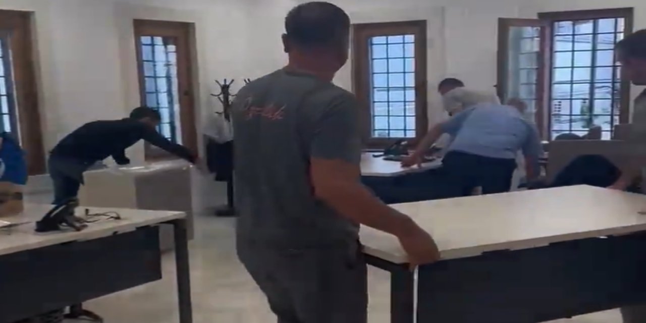 AKP'nin seçim hazımsızlığı! Beyoğlu Belediyesi'nin ofisleri boşaltıldı, personelin girişi engellendi... İmamoğlu'ndan sert tepki