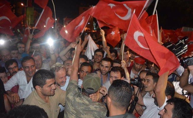 Demokrasi nöbeti 'Mustafa Kemal'in askeriyiz' sloganıyla başladı