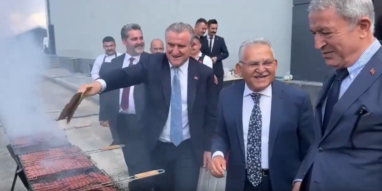 AKP’lilerden sucuklu mangal keyfi! Yelleye yelleye tadını çıkardılar