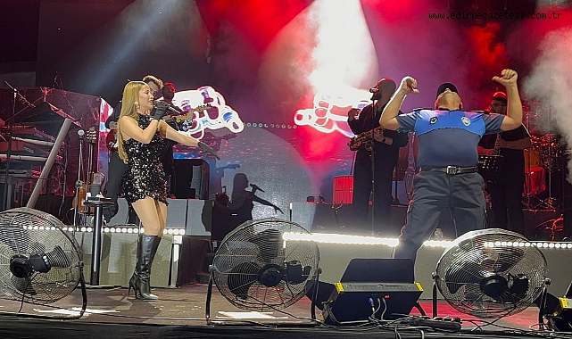 Derya Uluğ'un konserinde zabıta sahneyi ele geçirdi, dansıyla beğeni topladı