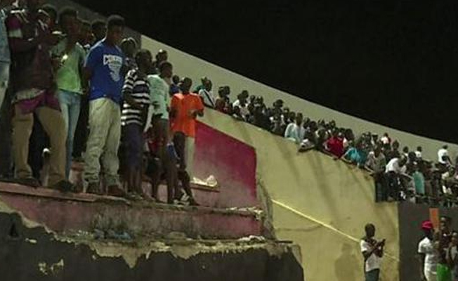 Senegal'de stadyum duvarı çöktü! Ölü ve yaralılar var!