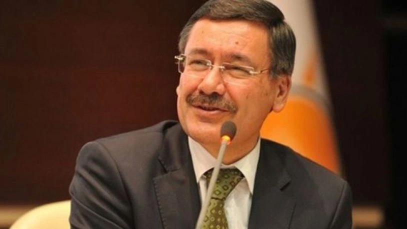 Melih Gökçek'ten ortalığı karıştıran 'gay' paylaşımı! CHP'li ismi hedef aldı, 'Okşan'lı yanıt geldi