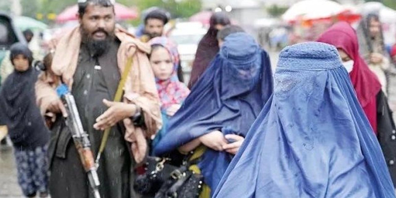 Ne kadar geriye gidebilirler derken Taliban'dan yeni yasak! Bu kez de erkekleri kafaya taktılar