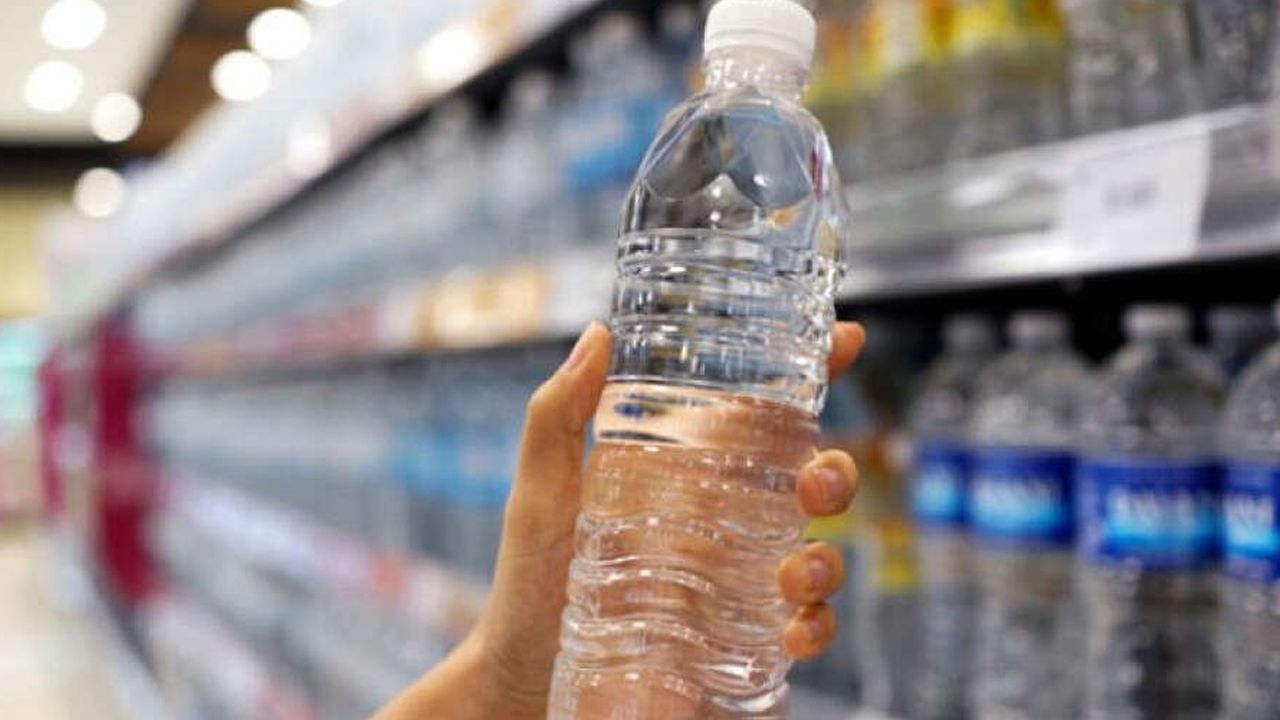 Pet şişeden su içenlere kötü haber! Resmen kabul ettiler