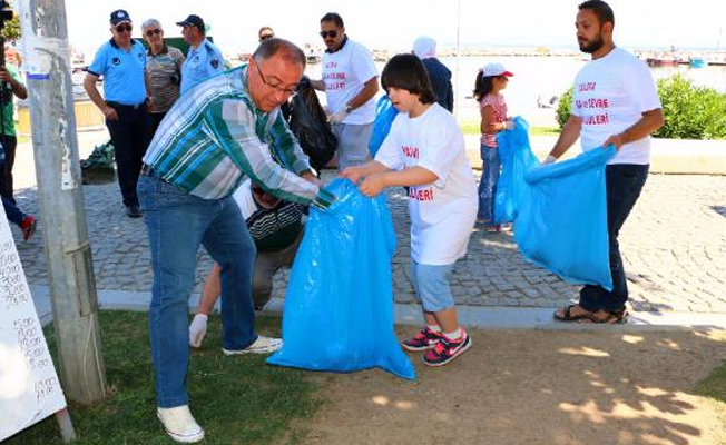Belediye Başkanı, Suriyelilerle çöp topladı!