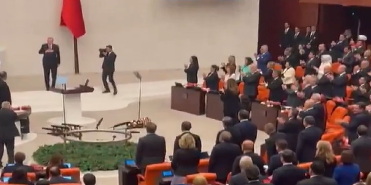 Özgür Özel, CHP'nin Erdoğan'ı neden ayakta karşıladığını açıkladı