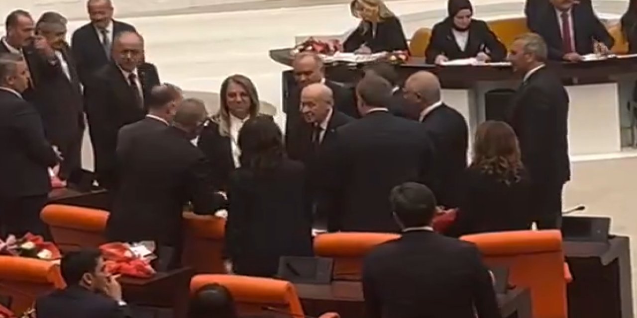 Devlet Bahçeli, DEM Partililerle tokalaştı