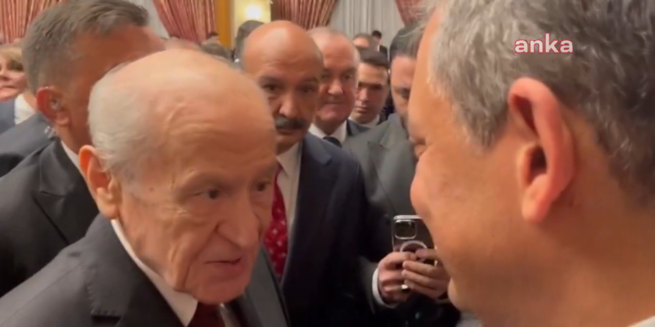 Millet birbirini yerken Meclis'te hava bu! Bahçeli'den Özel'e: "Birbirimizi kırmıyoruz inşallah. Bazen siyaseten söylememiz gerekenler oluyor"
