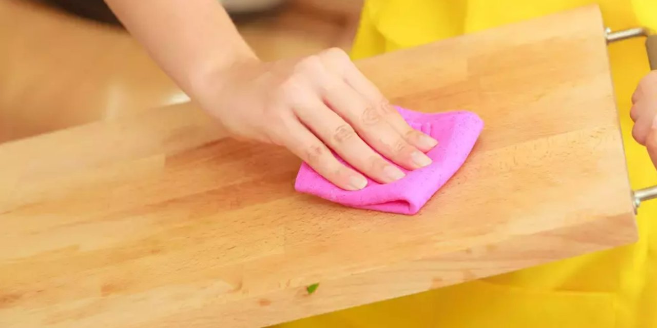 Kesme tahtasını temizlerken mutlaka bunu yapın!