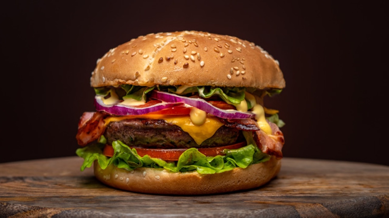 Ünlü hamburger zincirinde skandal! Dana eti yerine bakın ne çıktı