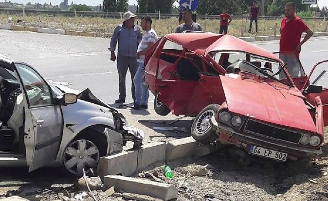 Kavşakta iki araç çarpıştı: 1 ölü, 5 yaralı!