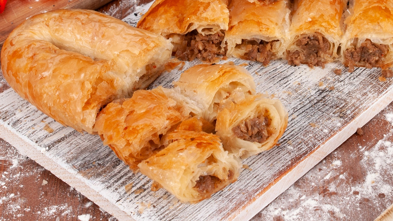 Meşhur börekçiden börek yiyenler pişman olacak! Kıyma diye bakın ne yedirmişler
