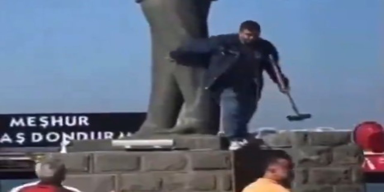 Balıkesir'de Atatürk heykeline balyozla saldırdı! Saldırgan, çevredeki vatandaşlar tarafından etkisizleştirildi