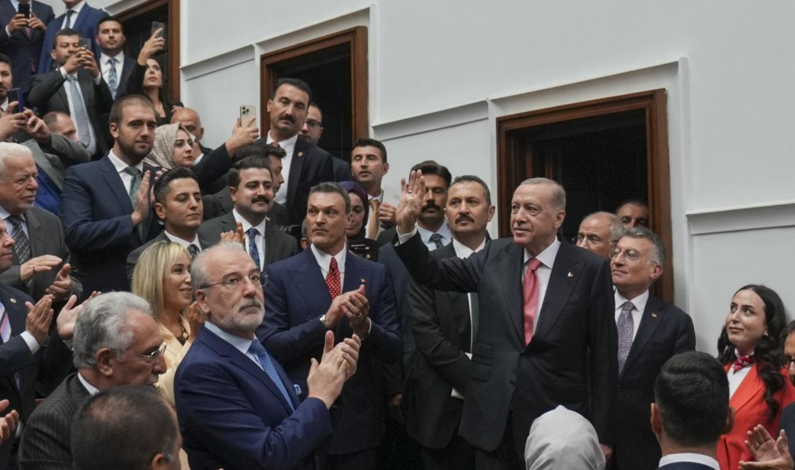 Erdoğan, Bahçeli'nin DEM Partililerle tokalaşmasını övdü