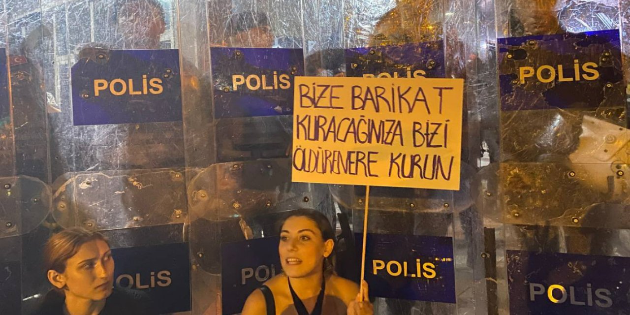 Marmara Üniversitesi'nde kadınların eylemine polis barikatı