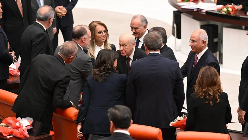 MHP'den Bahçeli'nin DEM Parti ile tokalaşmasına açıklama: Normalleşme adımı değil; mekanın sahiplerinin hatırlatılmasıdır