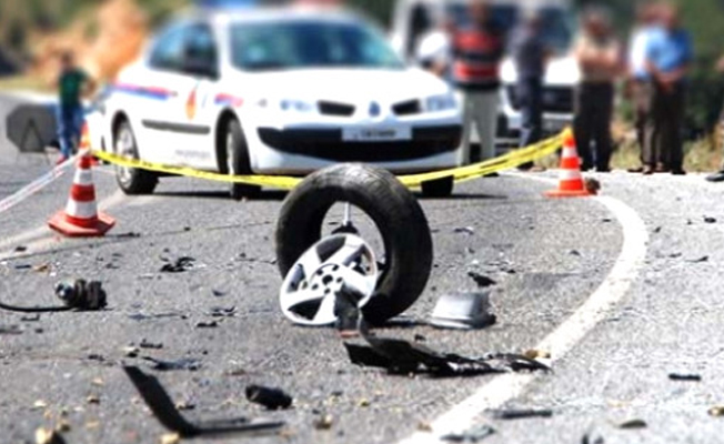 Kadın işçileri taşıyan minibüs ile otomobil çarpıştı: Yaralılar var