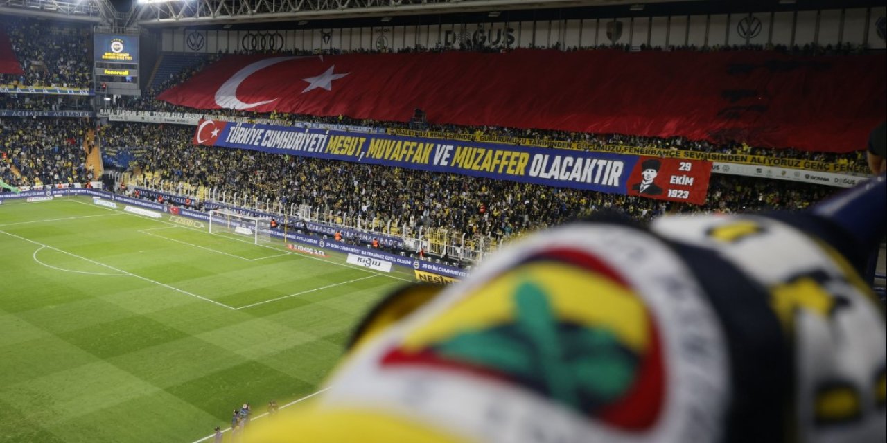 Fenerbahçe'de 29 Ekim Cumhuriyet Bayramı coşkusu! Atatürk posteri tüyleri diken diken etti