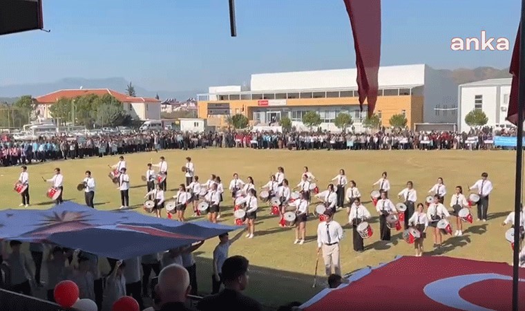 Muğla'da tepki toplayan görüntü! Öğrencilere Atatürk yerine Erdoğan'ın posteri taşıtıldı