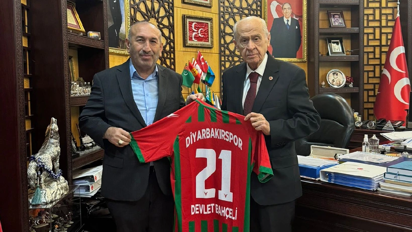 Devlet Bahçeli'ye Diyarbakırspor forması hediye edildi
