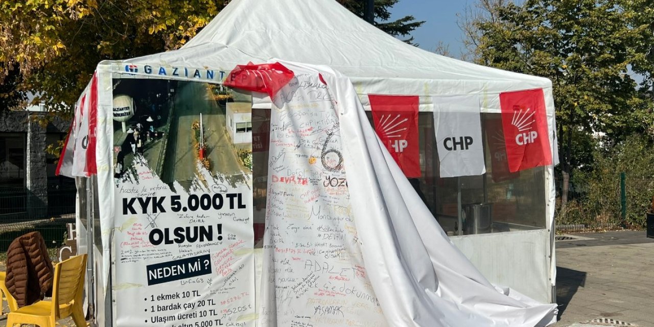 CHP standında bıçakla saldırıp 'cCc' yazdılar