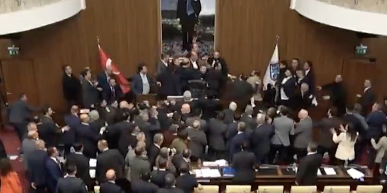 Ankara Büyükşehir Belediye Meclisi'nde yumruklar konuştu! CHP'li ve AKP'li üyeler tekme tokat birbirine girdi