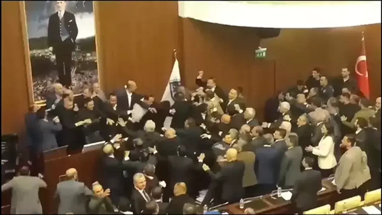 ABB Meclisi'ndeki yumruklu 'konser' kavgası sonrası CHP'li meclis üyelerinden açıklama: Ankara halkının iradesi yok sayıldı