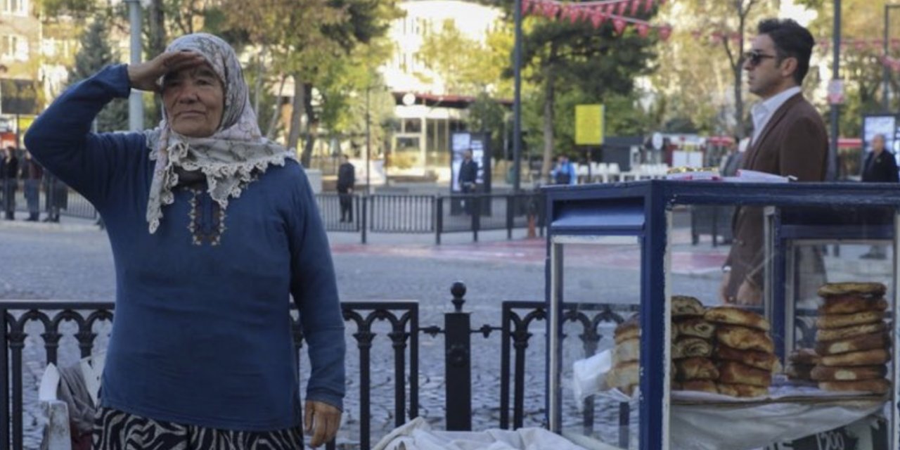 Saat 9'u 5 geçe hayat durdu! Türkiye'den 10 Kasım manzaraları