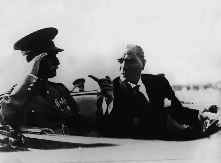 İşte Atatürk'ün hiçbir yerde olmayan fotoğrafları! 10 Kasım'a özel arşivden çıkarıldı