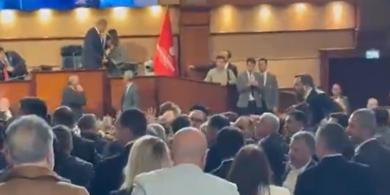 İBB Meclisi'nde su şişeleri, defterler havada uçuştu