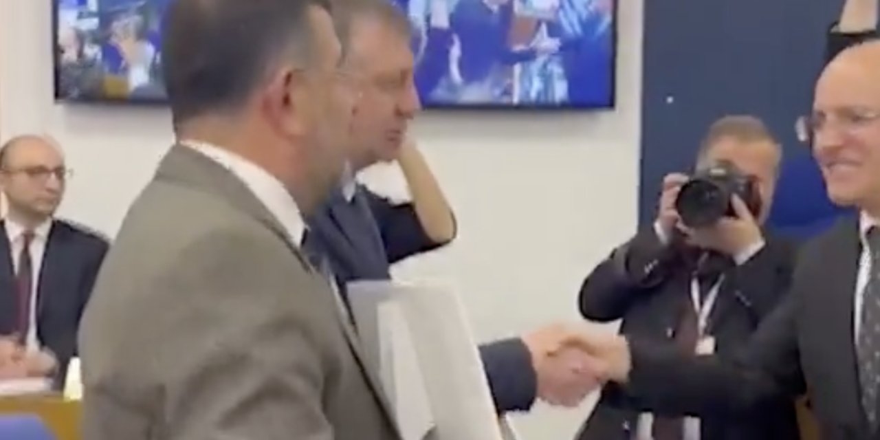 CHP'li Veli Ağbaba, Mehmet Şimşek'i ayakta karşılayarak tebrik etti!
