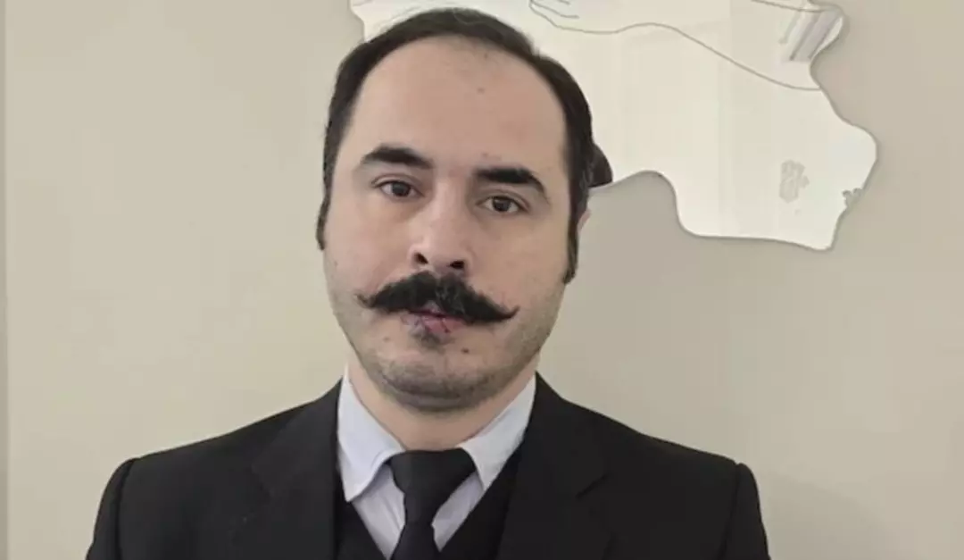 İğne iplikle dudaklarını dikti!