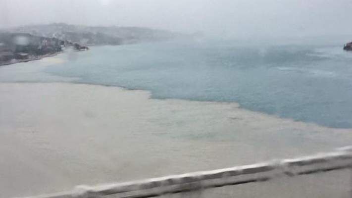 İstanbul Boğazı'nda iki su birbirine karıştı! İlginç görüntü!