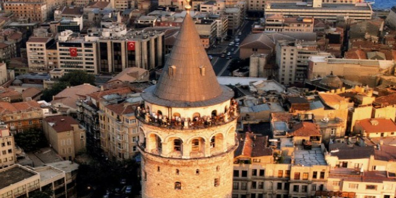 Galata Kulesi'nde korkunç anlar! Metrelerce yükseklikten aşağı düştüğü anlar kaydedildi