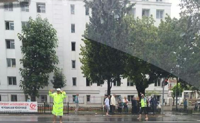 Trafik polisleri çıplak ayakla göreve devam etti!