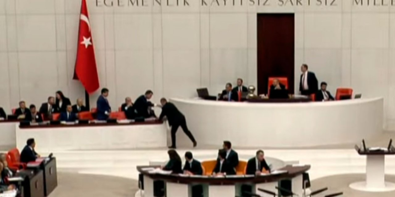 Murat Kurum kendinden geçerek su şişesini elinin tersiyle fırlattı