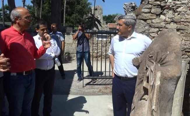 Antalya'da Roma dönemine ait kadın ve erkek heykeli bulundu