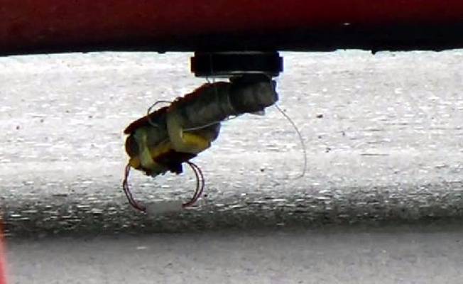 Karısının otomobiline sahte bomba düzeneği yerleştirdi