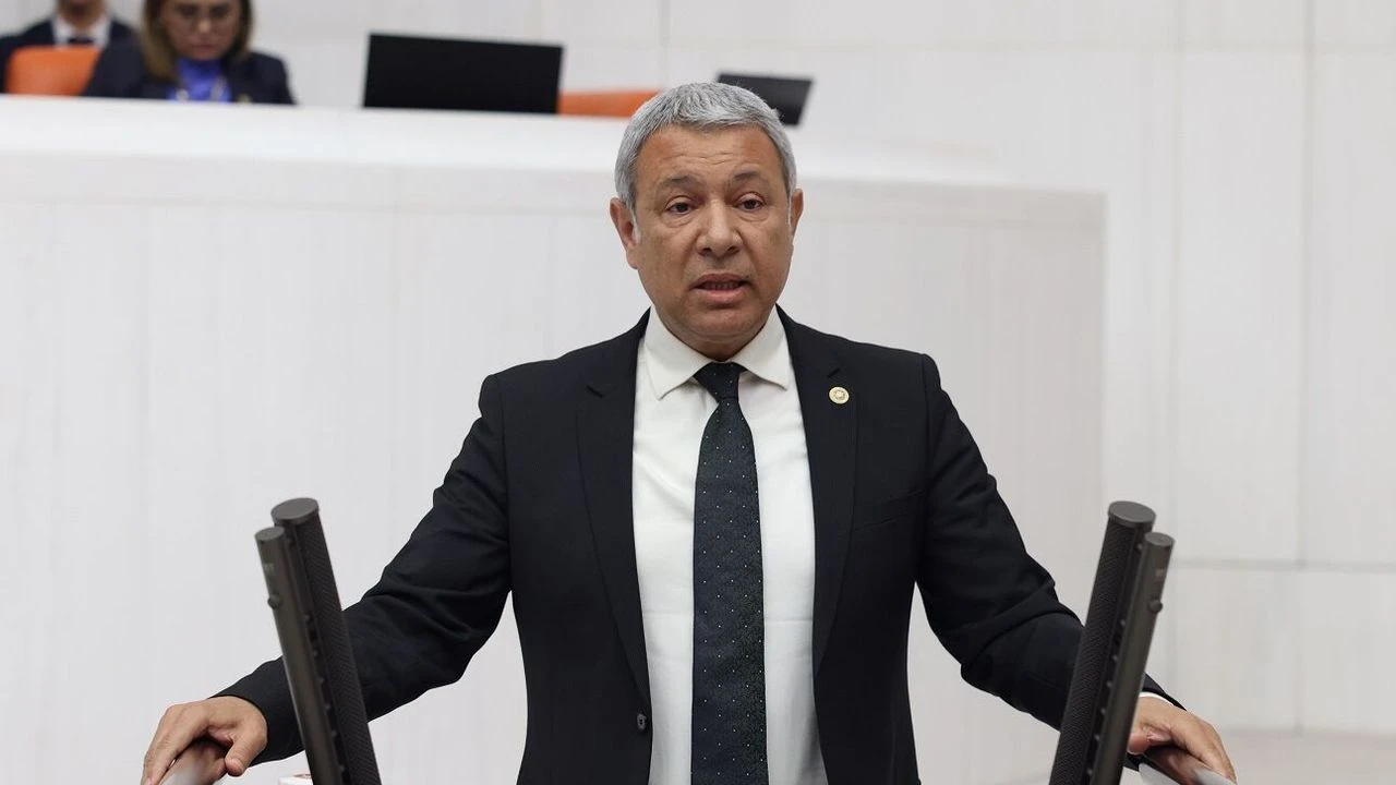CHP'li Orhan Sümer'den Ticaret Bakanına asma kilit hediyesi