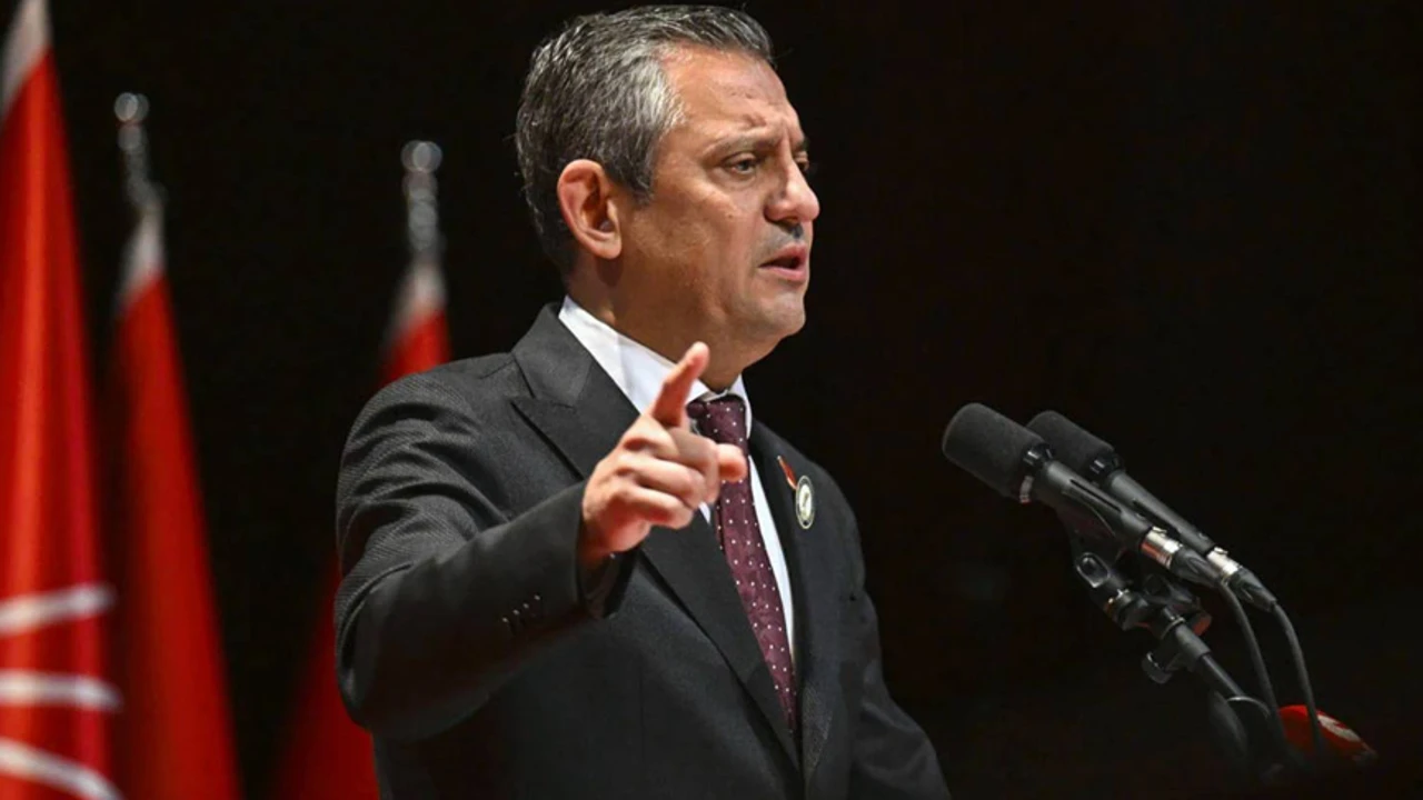 Özel'den belediyelere haciz kararına tepki: CHP'li belediyelerle uğraşmayı bırakın
