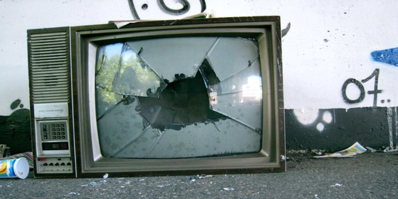 16 suç kaydı olan şahıs muhalif televizyon kanalının binasına saldırdı