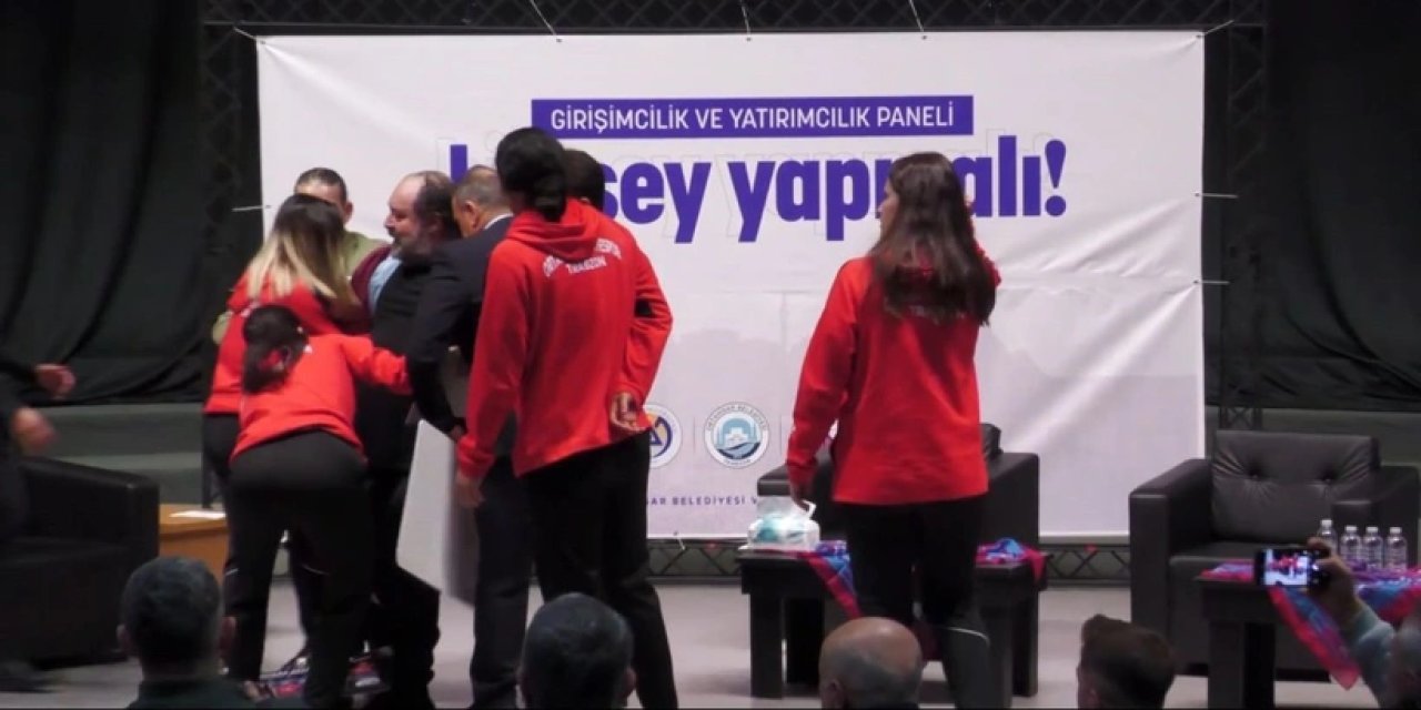 Yemeksepeti kurucusu Nevzat Aydın sahnede yere yığıldı